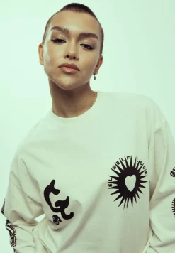 Grimey Camiseta Manga Larga Causing Panic - Off White - Ss24 Store